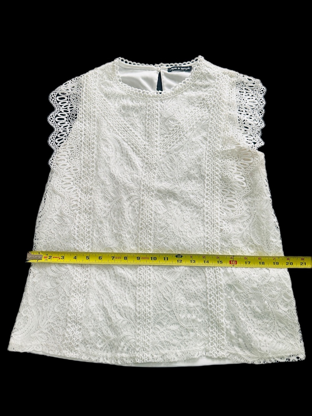 Cable & Gauge White lace blouse with floral embroidery and scalloped edges - Picture 7 of 11